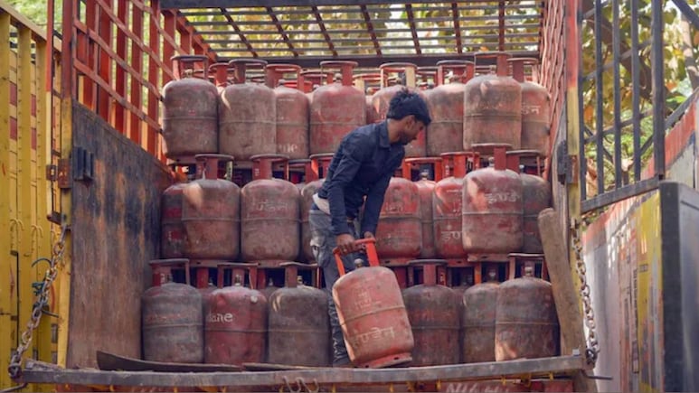 Explainer: देश में LPG सिलेंडर को लेकर क्यों फैली चिंता? ईरान-इजरायल जंग के बीच क्या सच में कमी होने वाली है? आसान भाषा में समझें हर सवाल का जवाब