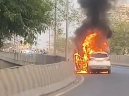 Akola News: अकोला हादरलं! भररस्त्यात कारने घेतला पेट, 5 प्रवाशांचा काळजाचा ठोका चुकवणारा प्रवास