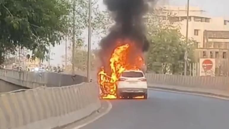 Akola News: अकोला हादरलं! भररस्त्यात कारने घेतला पेट, 5 प्रवाशांचा काळजाचा ठोका चुकवणारा प्रवास