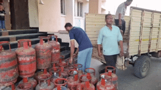 LPG किल्लत के बीच ये क्या! आधी रात गोदाम का ताला तोड़ भरे हुए 110 गैस सिलेंडर ले गए चोर