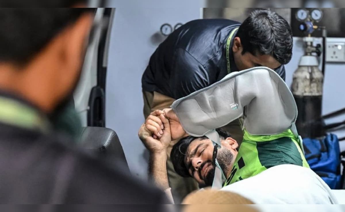 PAK vs BAN: बीच मैदान में बुरी तरह चोटिल हुआ पाक क्रिकेटर, आनन-फानन में स्ट्रेचर पर लादकर भागना पड़ा अस्पताल