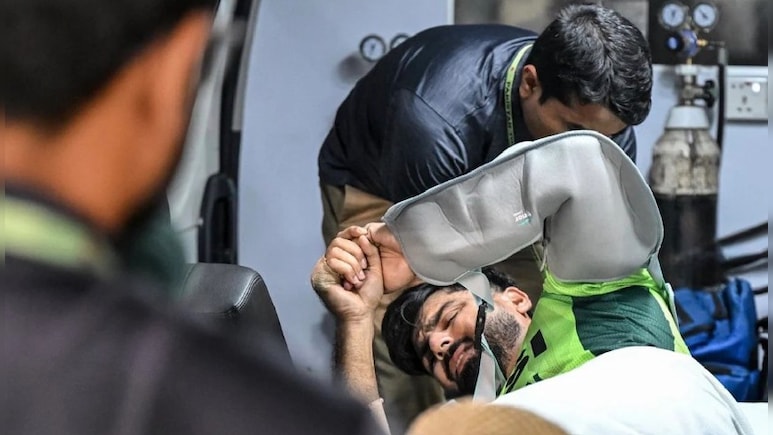 PAK vs BAN: बीच मैदान में बुरी तरह चोटिल हुआ पाक क्रिकेटर, आनन-फानन में स्ट्रेचर पर लादकर भागना पड़ा अस्पताल