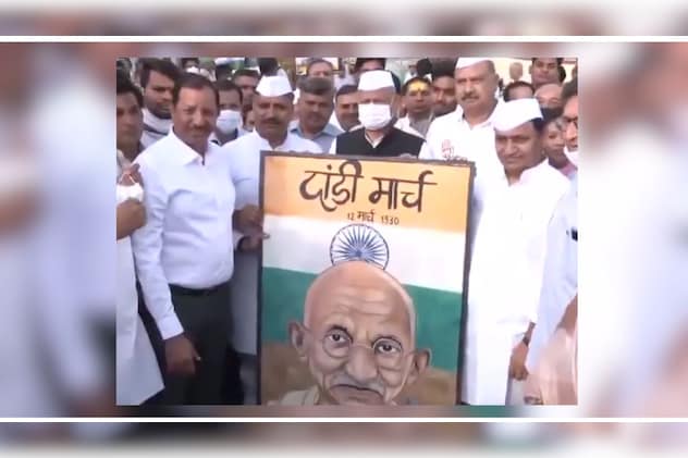 पैदल मार्च करते हुए कांग्रेस