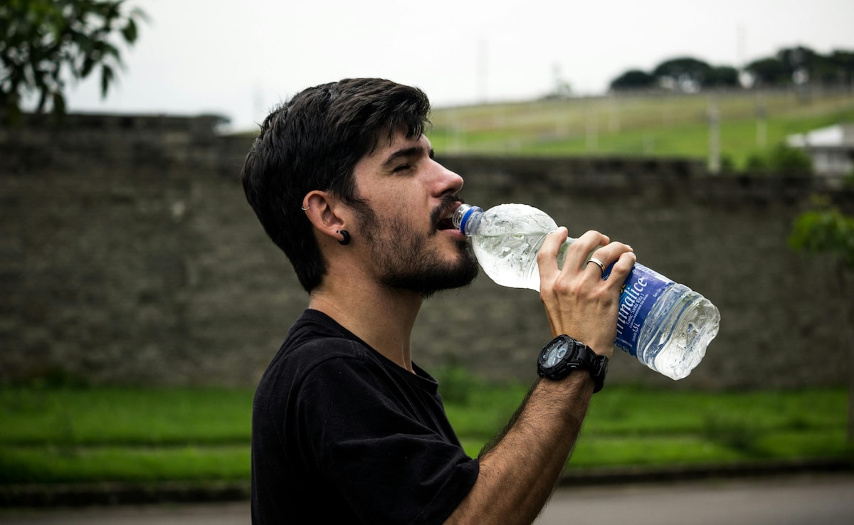 Is it safe to drink expired water: क्या 13 हफ्ते पुराना बोतल का पानी पीना सही है? जानिए साइंस क्या कहती है?