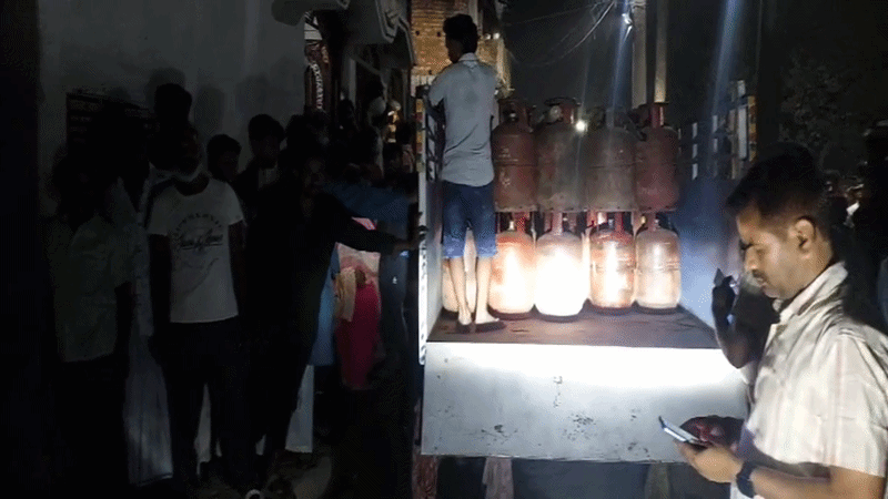 LPG Shortage: हापुड़ में एक ही घर में 32 सिलेंडर मिले, यूपी, बिहार-ओडिशा और तमिलनाडु तक छापेमारी