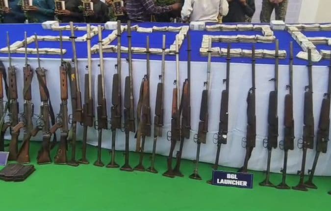 नक्सलियों ने सौंपे 100 से ज्यादा हथियार. 