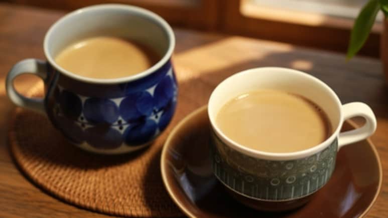 Health: खाना खाने के तुरंत बाद चाय पीना पड़ सकता है भारी, पाचन से लेकर ब्लड प्रेशर तक बढ़ता है खतरा