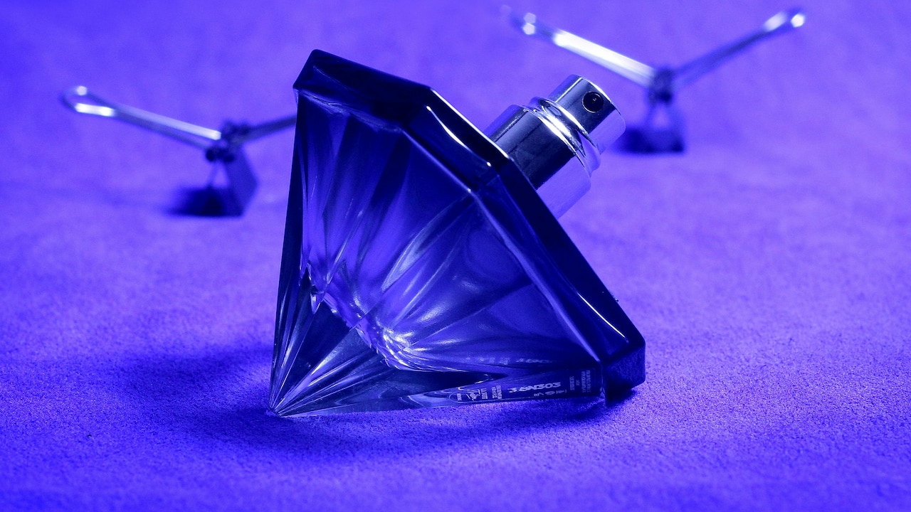 How To Layer Fragrances For Long-Lasting Scent: Expert Tips That Work