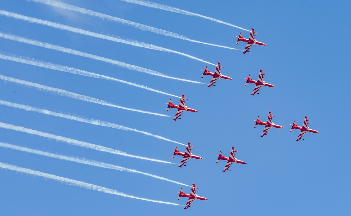 हिमाचल प्रदेश के हमीरपुर जिले के सुजानपुर में आयोजित एक एयर शो के दौरान भारतीय वायु सेना की सूर्य किरण एरोबेटिक टीम ने प्रदर्शन किया. हिमाचल प्रदेश के हमीरपुर जिले के सुजानपुर में आयोजित एक एयर शो के दौरान भारतीय वायु सेना की सूर्य किरण एरोबेटिक टीम ने प्रदर्शन किया.