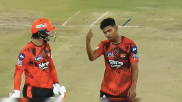 IPL 2026: SRH में बवाल? ईशान का विकेट लेने के बाद साथी खिलाड़ी ने दिखाए तेवर, वीडियो हुआ वायरल