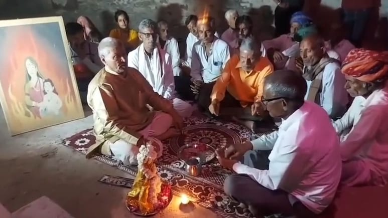 Holika Dahan 2026: राजस्थान का वो गांव जहां चांदी की होलिका की गोद में बैठते हैं सोने के प्रह्लाद, 70 साल पहले बदल दी दहन की परंपरा