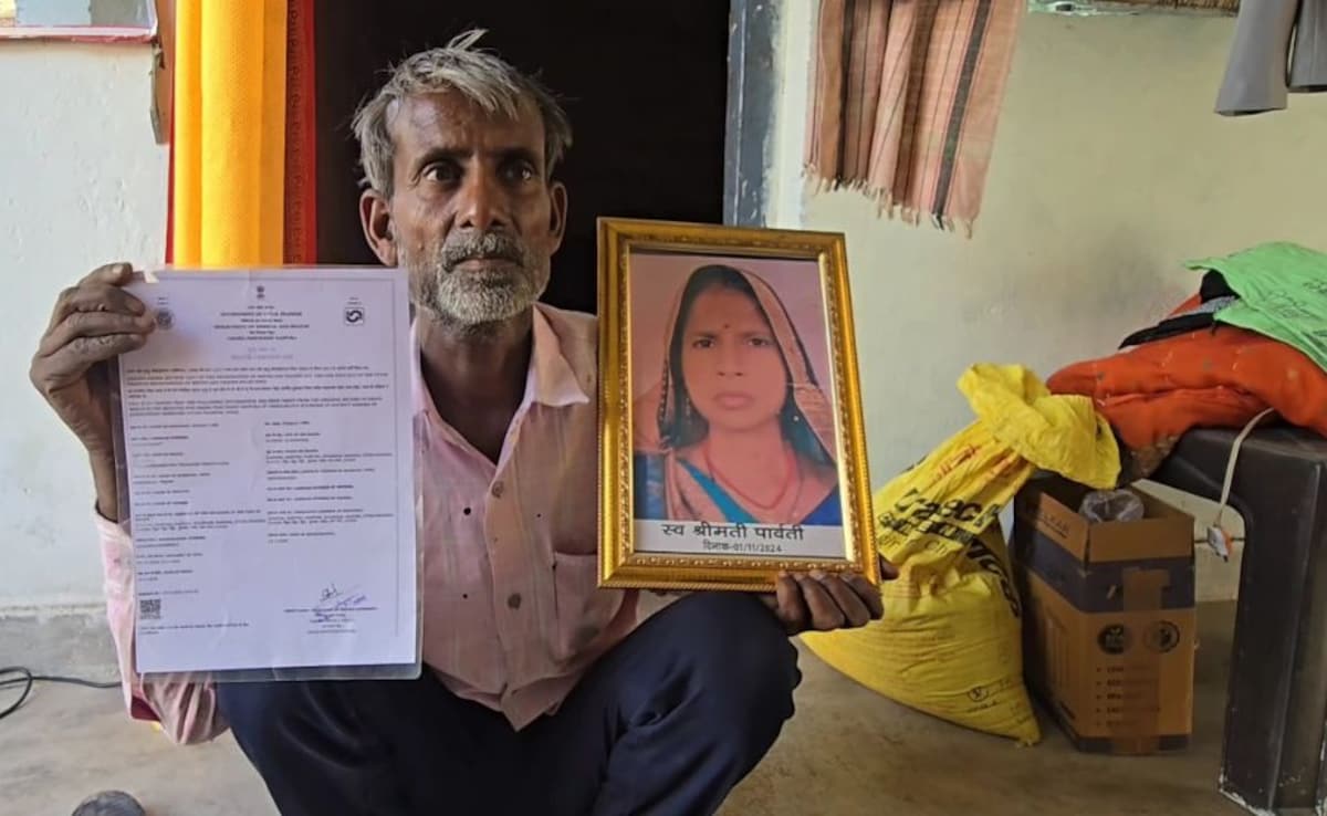 जवाब दो नहीं तो नौकरी से निकाल देंगे; UP में मृत महिला को थमा दिया नोटिस, बेटा बोला-स्वर्ग जाकर मां से पूछूंगा