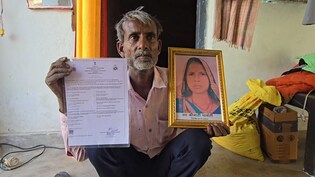 जवाब दो नहीं तो नौकरी से निकाल देंगे; UP में मृत महिला को थमा दिया नोटिस, बेटा बोला-स्वर्ग जाकर मां से पूछूंगा