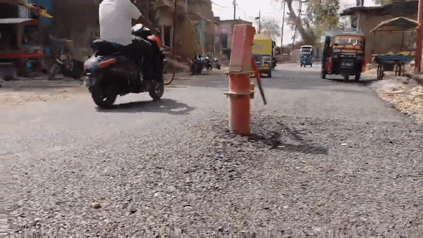 वाह रे पीडब्लूडी... हैंडपंप हटाया नहीं और सड़क बना दी, जमकर हो रही थू-थू , कारनामे का VIDEO