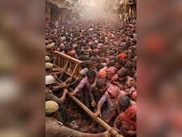 लठमार होली में उमड़ा सैलाब, मथुरा की गलियों में दिखा खौफ का मंजर