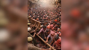 लठमार होली में उमड़ा सैलाब, मथुरा की गलियों में दिखा खौफ का मंजर