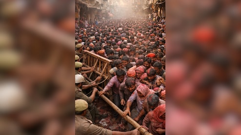लठमार होली में उमड़ा सैलाब, मथुरा की गलियों में दिखा खौफ का मंजर