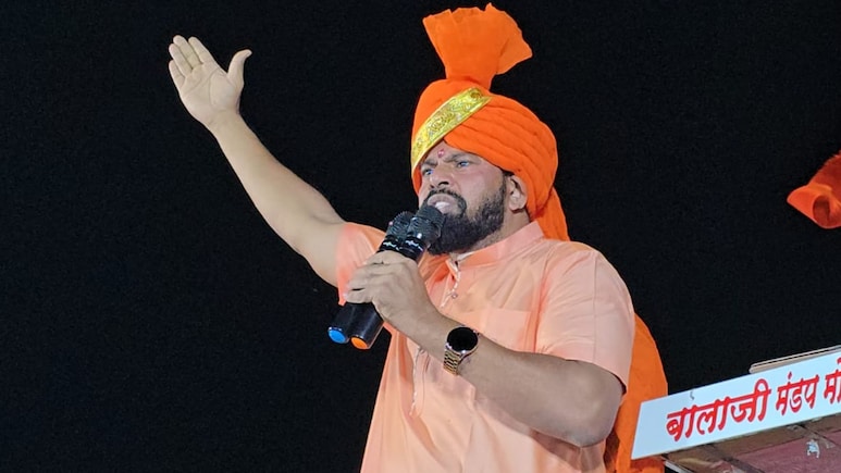 VIDEO: 'देवाभाऊ, औरंगजेबाची कबर उखडून टाका, त्याजागी मुतारी बांधा',  आमदाराचे वादग्रस्त विधान