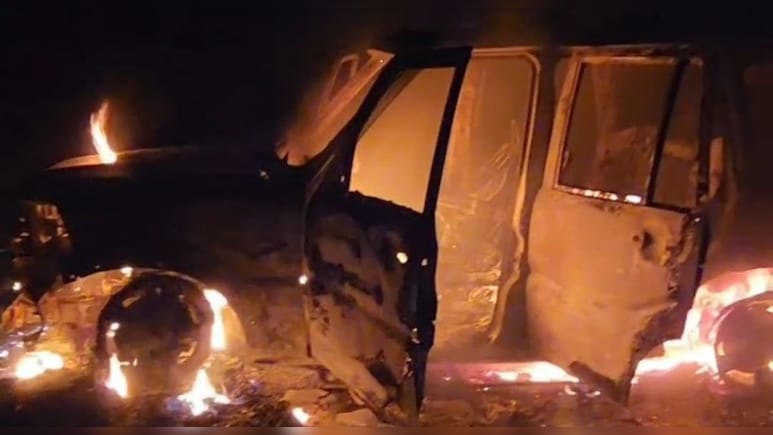 सुनसान इलाके में खड़ी टॉप मॉडल स्&zwj;कॉर्प&zwj;ियो में लगी आग, जलकर पूरी तरह से हो गई कबाड़ &nbsp;