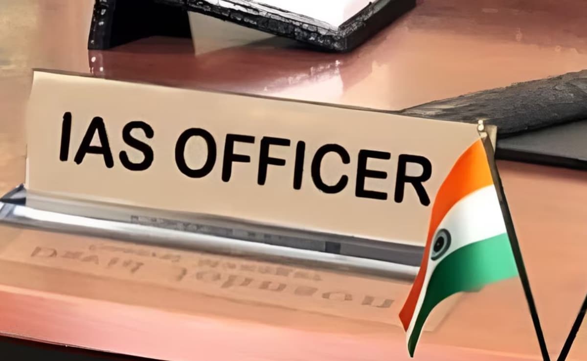 DM ने उतार दी बाबूगिरी, डिमोशन कर बना दिया चपरासी...जानें जिलाधिकारी के पास क्या क्या पावर होती हैं