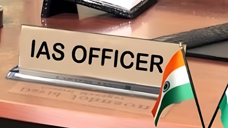 DM ने उतार दी बाबूगिरी, डिमोशन कर बना दिया चपरासी...जानें जिलाधिकारी के पास क्या क्या पावर होती हैं