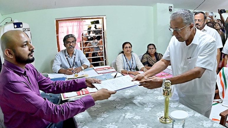 केरल चुनाव 2026: CM पिनाराई विजयन के शपथ पत्र से कई खुलासे, 1 करोड़ की संपत्&zwj;त&zwj;ि व 3 क्रिमिनल केस भी