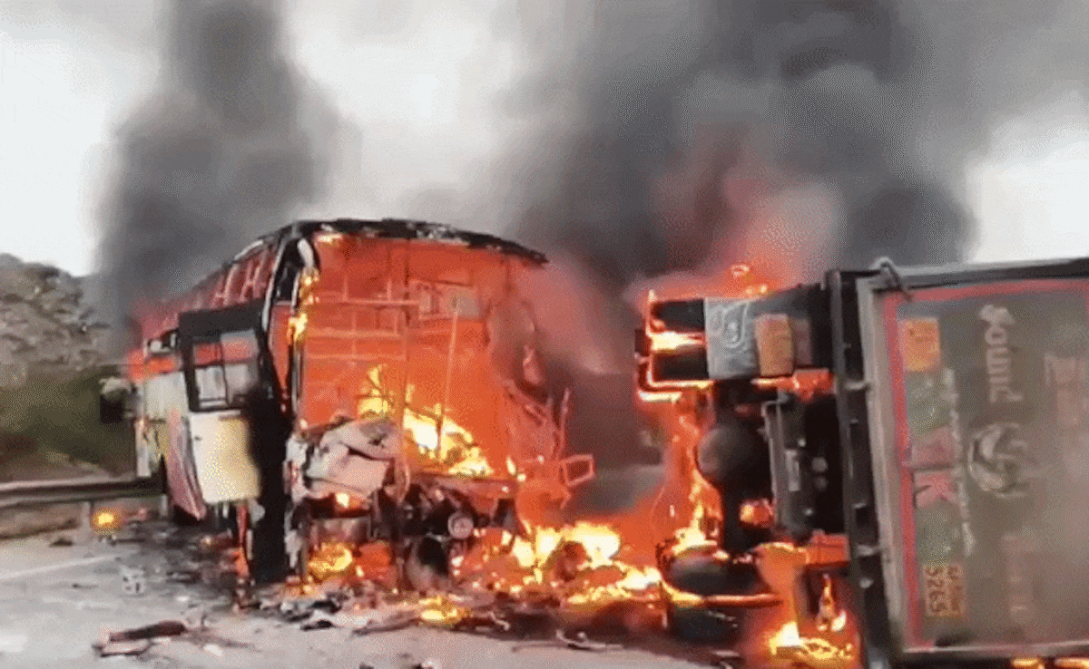 आंध्र प्रदेश में ट्रक से टकराई बस, 12 लोगों की मौत, 20 घायल