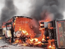 आंध्र प्रदेश में ट्रक और बस की टक्कर, आग का गोला बनी यात्रियों से भरी बस, 13 लोगों की मौत, 20 घायल