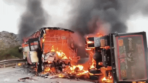 आंध्र प्रदेश में ट्रक और बस की टक्कर, आग का गोला बनी यात्रियों से भरी बस, 13 लोगों की मौत, 20 घायल