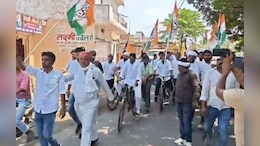 कांग्रेस का अनोखा विरोध प्रदर्शन: हाथों में लालटेन, साइकिल के पीछे सिलेंडर बांधकर सड़कों पर उतरे&nbsp;