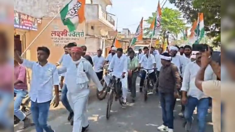 कांग्रेस का अनोखा विरोध प्रदर्शन: हाथों में लालटेन, साइकिल के पीछे सिलेंडर बांधकर सड़कों पर उतरे&nbsp;