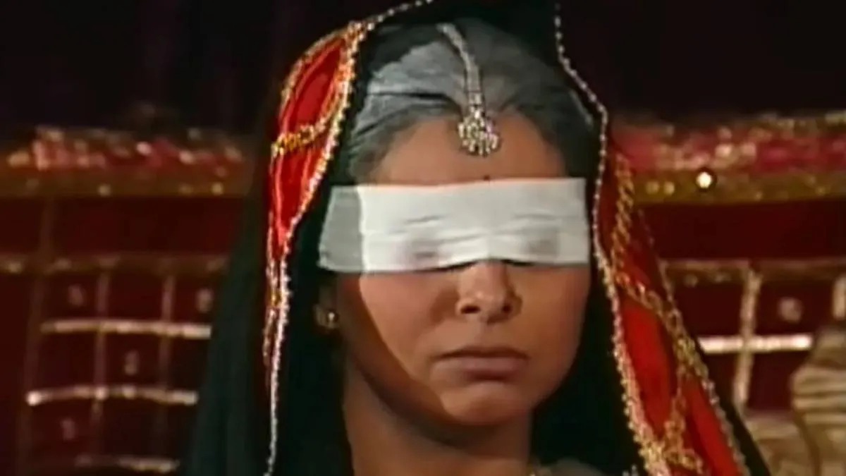 22 साल में बनी थी 100 पुत्रों की मां, ऑनस्क्रीन बेटे से भी छोटी थी उम्र, 38 साल बाद ऐसी दिखती हैं महाभारत की गांधारी