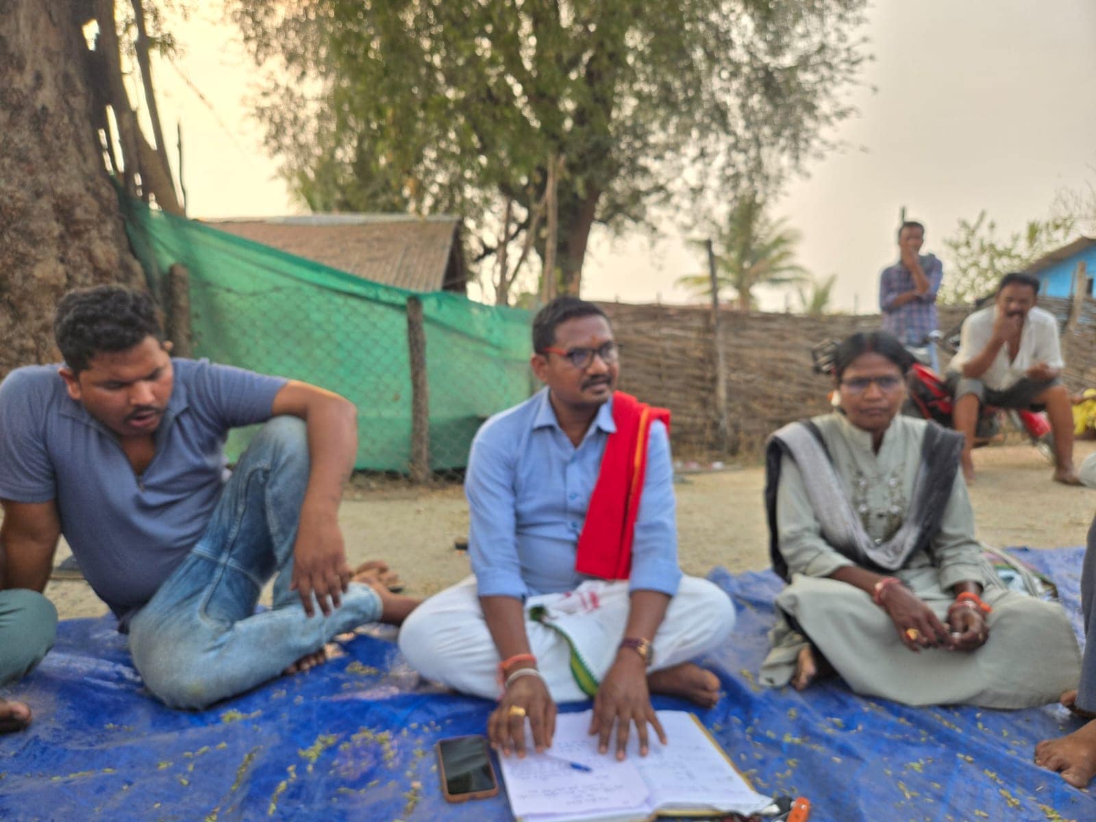 राशन वितरण में आ रही दिक्कतों के बारे में बताते लोग.