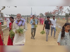 समृद्धि यात्रा में 'बहार' है, हरे चने की लूट! CM का भाषण चलता रहा, जनता खेत साफ करती रही