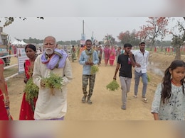 समृद्धि यात्रा में 'बहार' है, हरे चने की लूट! CM का भाषण चलता रहा, जनता खेत साफ करती रही