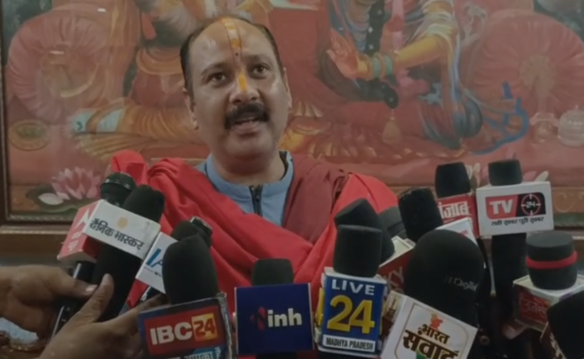 Iran-Israel War: युद्ध पर पंडित प्रदीप मिश्रा ने की शांति की अपील, बोले-इससे बर्बादी और जनता की पीड़ा बढ़ रही