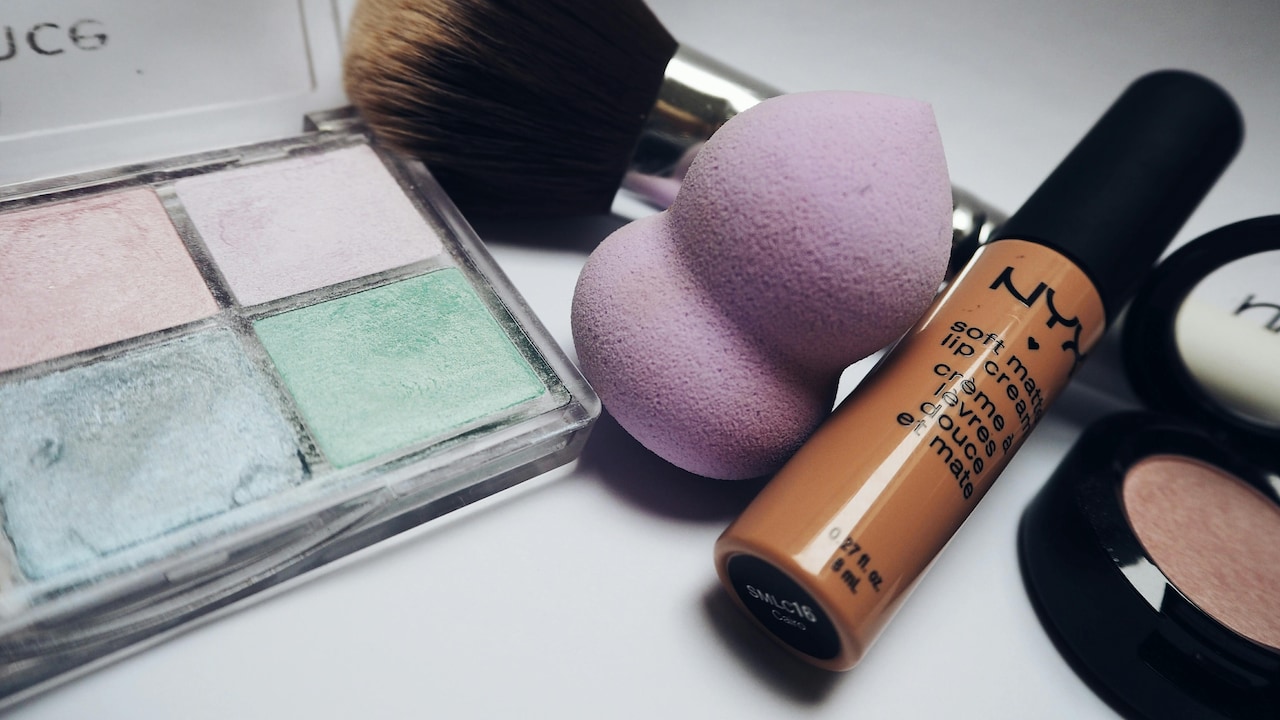 Clean make‑up starts with clean tools.