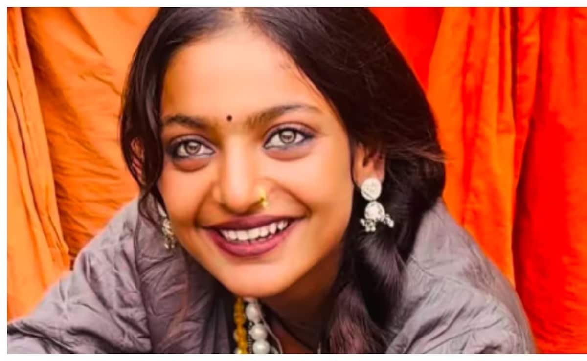 मोनालिसा ने 18 की उम्र में मुस्लिम बॉयफ्रेंड से की शादी, महाकुंभ वायरल गर्ल ने पुलिस से मांगी थी सुरक्षा, घर छोड़कर भागीं केरल