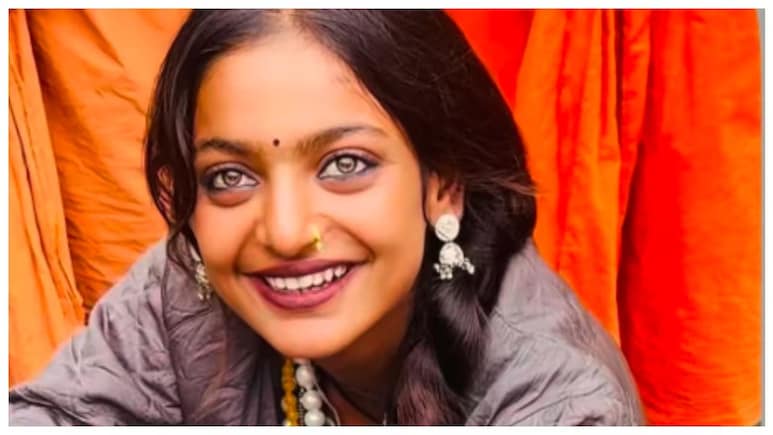 मोनालिसा ने मुस्लिम बॉयफ्रेंड से की शादी, महाकुंभ वायरल गर्ल ने पुलिस से मांगी थी सुरक्षा, घर छोड़कर भागीं केरल