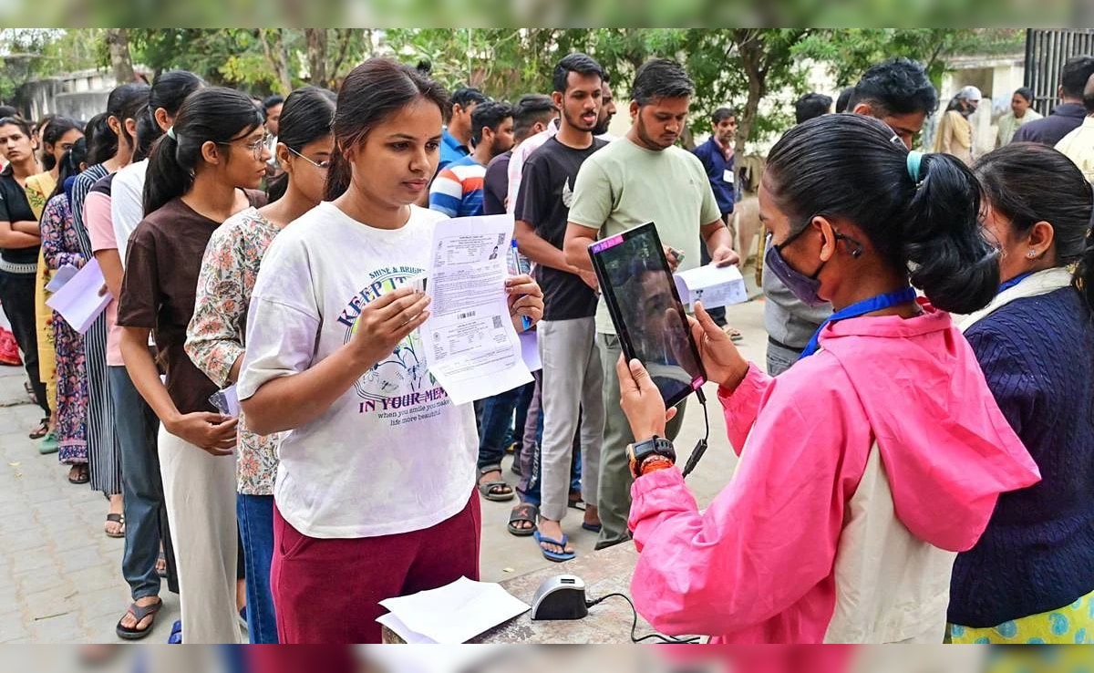 UP Police SI Exam: जूते पहनकर गए तो हो सकती है परेशानी, परीक्षा से पहले जान लें ये जरूरी नियम