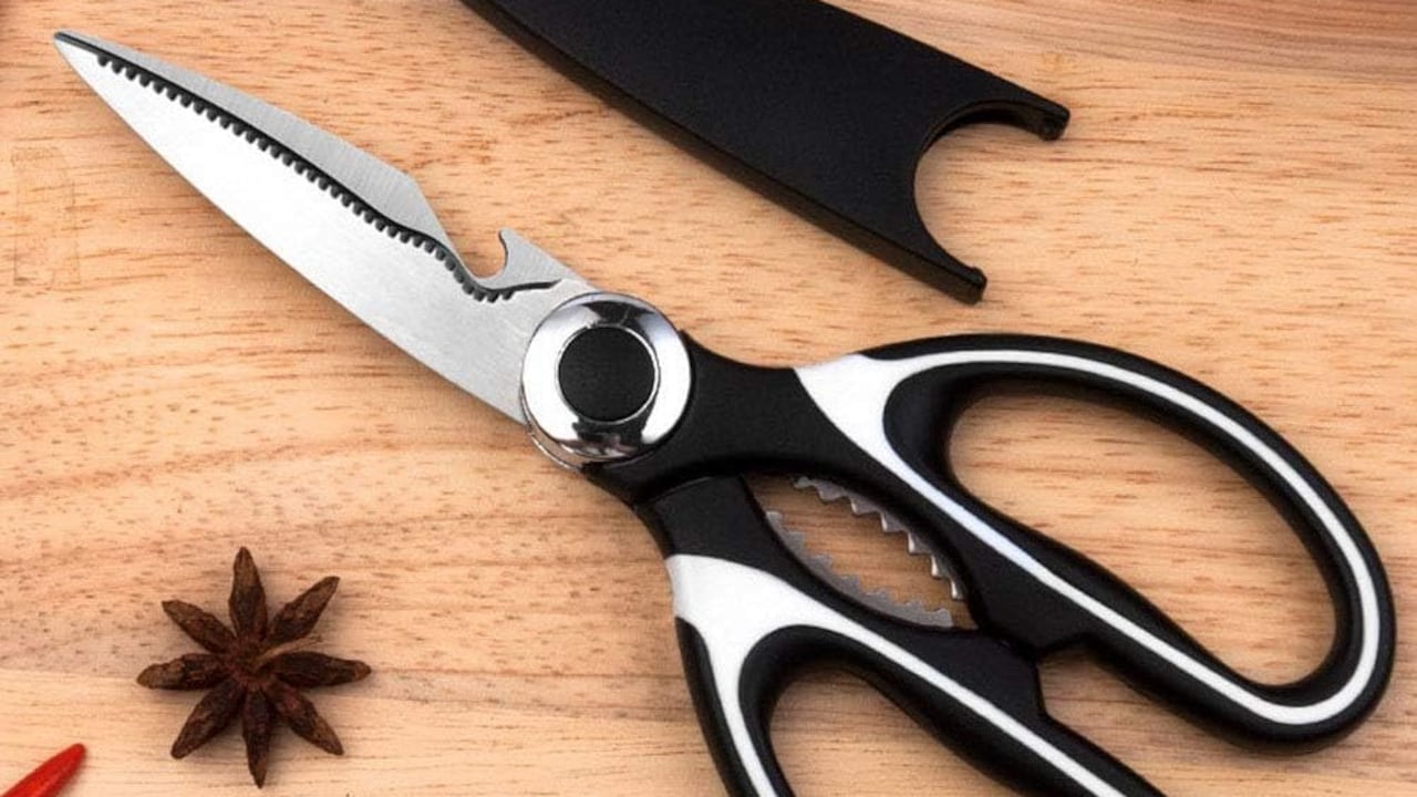 How does herb scissors simplify garnishing and meal prep