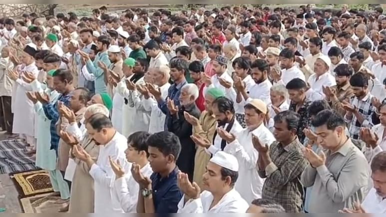 अजमेर में ईद पर श&zwj;िया मुस्&zwj;ल&zwj;िमों ने काली पट्टी बांधकर नमाज अदा की, तनाव खत्&zwj;म करने के ल&zwj;िए दुआ की&nbsp;