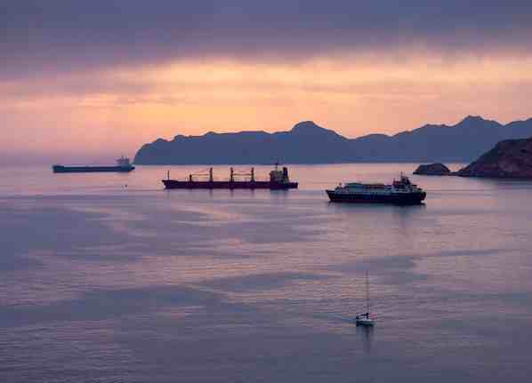 ट्रंप ने कहा था होर्मुज से जहाजों को सुरक्षित निकालेंगे, अमेरिका सेना कह रही-अभी ऐसा करने में हम सक्षम नहीं