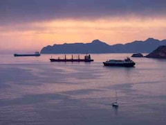 ट्रंप ने कहा था होर्मुज से जहाजों को सुरक्षित निकालेंगे, अमेरिका सेना कह रही-अभी ऐसा करने में हम सक्षम नहीं