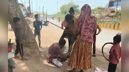 VIDEO: नशेड़ी युवक की महिलाओं‑बच्चों ने लाठी‑डंडे से की पिटाई, लोगों ने बचाया