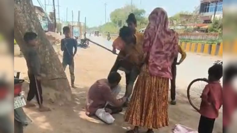 VIDEO: नशेड़ी युवक की महिलाओं‑बच्चों ने लाठी‑डंडे से की पिटाई, लोगों ने बचाया