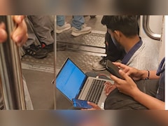 नौकरी का बोझ! बॉस का फोन आते ही मेट्रो के फर्श पर बैठकर काम करने लगा शख्स, छिड़ गई बहस