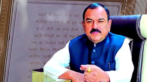 Ashok Kharat : खरातच्या बंगल्यात एसआयटीची थरारक एन्ट्री! पत्नी फरार, मुलाला या पद्धतीनं पोलिसांनी उचललं