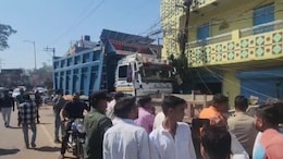 रेत से भरे डंपर ने युवती को मारी टक्कर, कूदकर भागा चालक, फिर खंभे को तोड़कर घर में घुसा