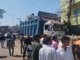 रेत से भरे डंपर ने युवती को मारी टक्कर, कूदकर भागा चालक, फिर खंभे को तोड़कर घर में घुसा